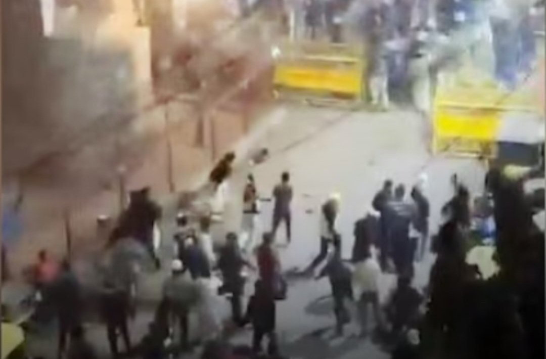 HBLive2's tweet image. तुर्कमान गेट पर एमसीडी की कार्रवाई के दौरान पत्थरबाज़ी, 6 आरोपी हिरासत में

hblive.co.in/stone-pelting-…

#hblive 
#TurkmanGate
#MCDAction
#DelhiPolice
#EncroachmentDrive
#LawAndOrder
#StonePelting
#DelhiNews