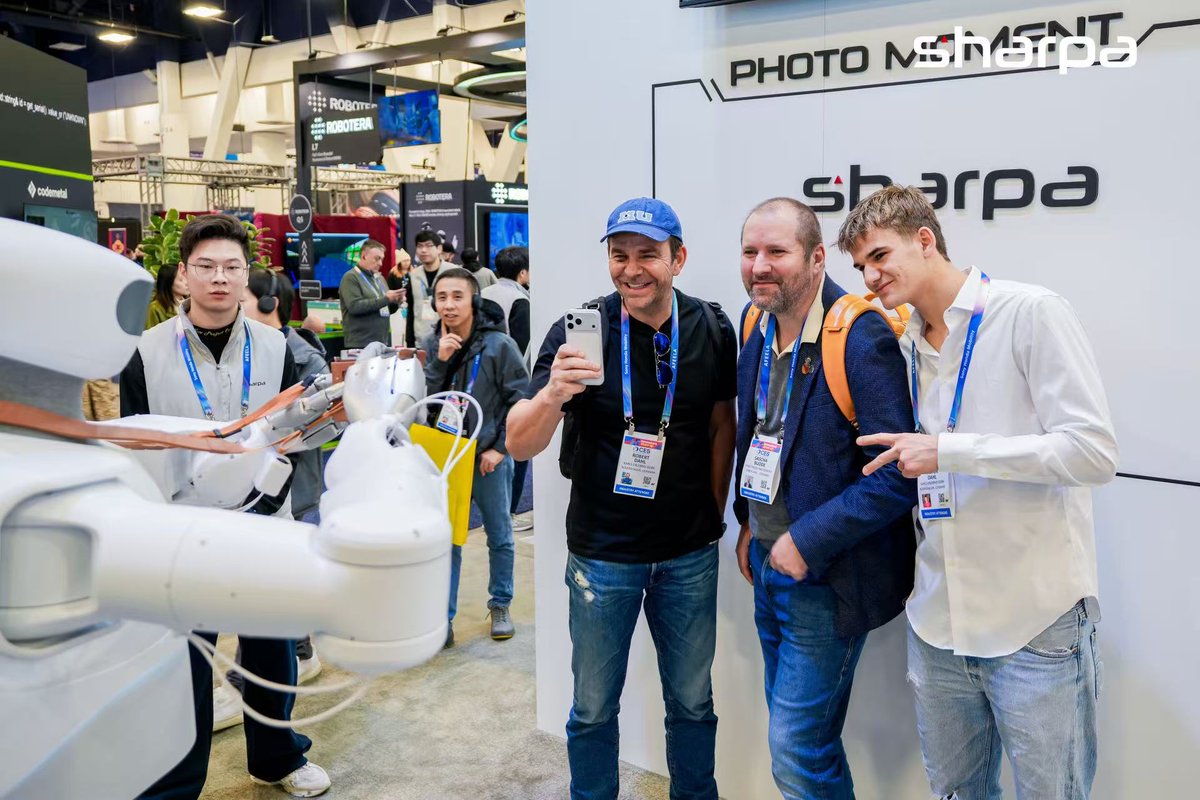 SharpaRobotics's tweet photo. Day 1 at CES!
North + the crowd = a whole vibe🙌
Booth #9251, North Hall, LVCC
#Sharpa #SharpaNorth #SharpaWave #AI #robot #CES2026 https://t.co/cL1rY0gjyy