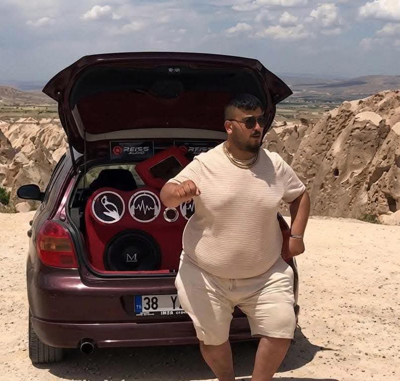 ScreenMix's tweet photo. وبينما أنت تعمل 10 ساعات كل يوم على الأقل، و 6 أيام في الأسبوع، و تُعصر دماغك و تُجهد جسدك لكسب رزقك.

تذكر جيدا أن هذا الشاب يصور نفسه و هو يهز بطنه كل يوم لمدة عشرين ثانية .. فيحقق دخلا شهريا يفوق بكثير ما تكسبه أنت خلال سنة كاملة.

بل وتنهال عليه الدعوات لحضور افتتاح فنادق و محلات تجارية بمقابل مالي مغري مع أن محتواه فقط هز الكرش.