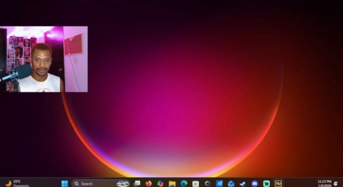 megsgiallo's tweet image. girl @XunamiMuse playing rivals on stream the whole time all we can see is her computer desktop 😭