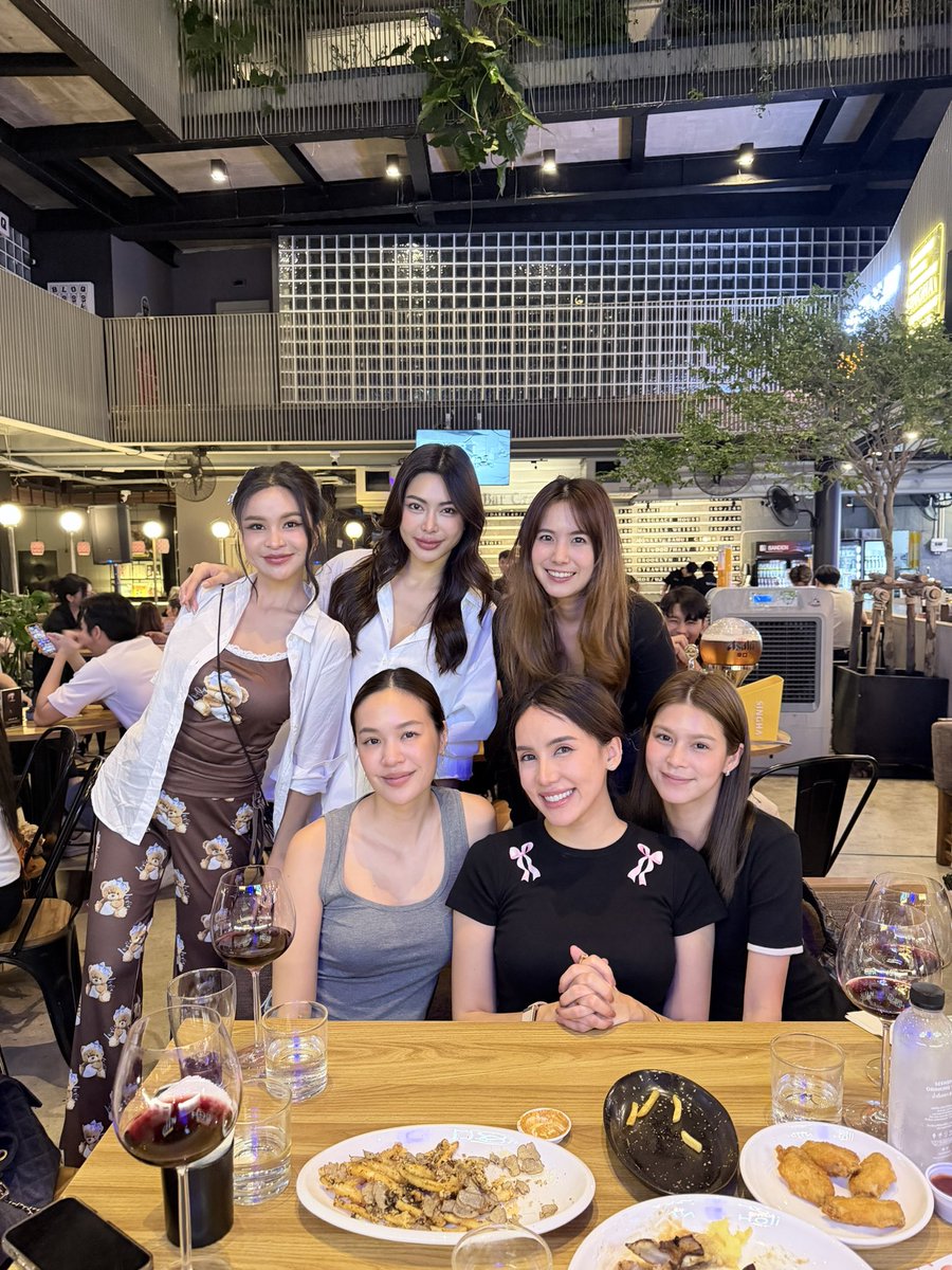 Michellebehrm's tweet photo. คิดถึงเพื่อนๆสุบๆ ❤️ @yamtantip @yiiiwha @Bell_Sarunrat @armchutima_1999 #pairadkloud https://t.co/LGOH90JkCU