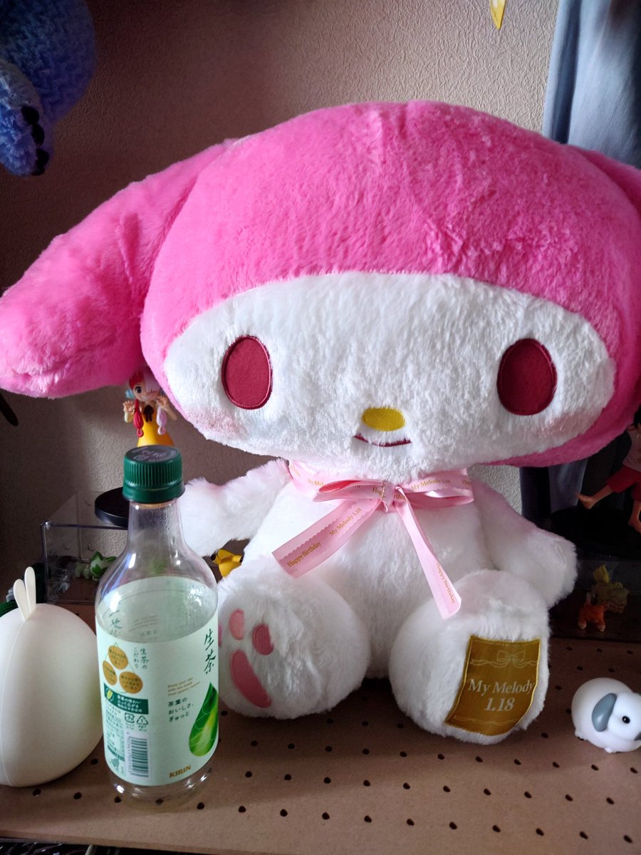 junjun4111's tweet photo. 姉の子供のためって思ってクレーンゲームやったら
この大きいぬいぐるみ100円でゲットした(˶' ᵕ ' ˶)笑
(隣りの生茶は大きさ分かるよう笑笑)
俺が欲しかったのは取れなかったから
やっぱり欲があったらダメだな|ω•)ﾁﾗｯ笑 https://t.co/nC2HnOaDUM