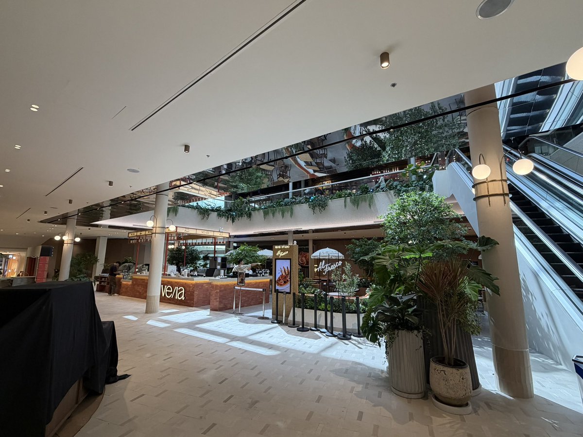 winwanwon's tweet photo. CTW Groove รีโนเวทแบบไม่สู้ร้านเหล้าแล้วแฮะ เอาร้านกาแฟ ร้านอาหารมาลงรัวๆ Jian Cha, BARTELS, VELA (ย้ายออกมาจากโซนออฟฟิศ), Kani Tengoku ตกแต่งโทนสว่าง https://t.co/Z4nw6m0aWy
