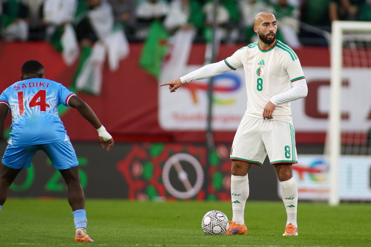 JDZFootball's tweet photo. Le timing de la passe de Zerrouki ? Magnifique.
Boulbina ? C’est la famille. 

Mais au départ de l’action, Himad Abdelli se débarrasse du pressing congolais en éliminant 5 joueurs sur sa passe. 

Il est temps qu’il soit reconnu à sa juste valeur. https://t.co/6JCSsdFjV8