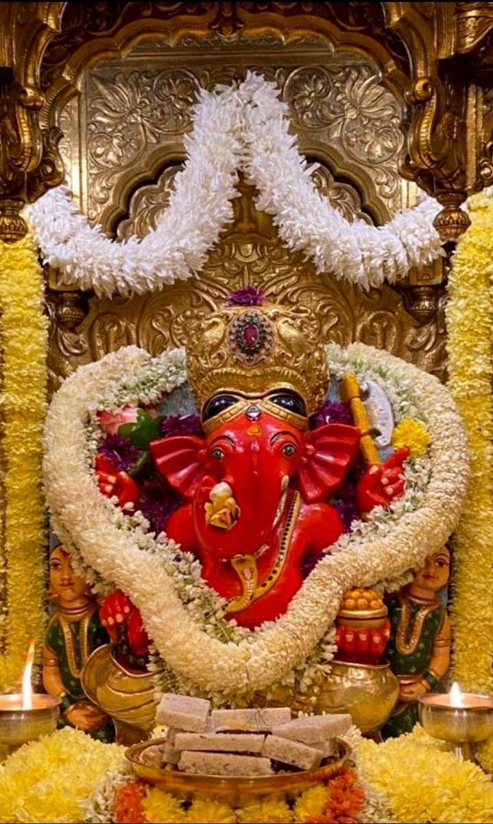 सिद्धि विनायक 🌺🙏
सिद्धि विनायक भगवान श्री गणेश का वह स्वरूप हैं जो सिद्धि (सफलता) और विनायक (नेतृत्व व मार्गदर्शन) प्रदान करते हैं।
इन्हें विघ्नहर्ता कहा जाता है — जो हर आरंभ से पहले बाधाओं को दूर करते हैं।
✨ अर्थ
सिद्धि → सफलता, उपलब्धि
विनायक → सर्वोच्च मार्गदर्शक