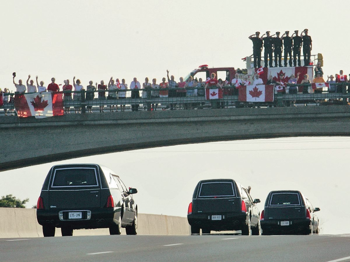 oldcanadaseries's tweet image. Canada’s “Highway of Heroes” is a stretch of Highway 401 in eastern Ontario where Canadian soldiers who have died in Canada’s effort supporting the United States after the terror attacks of 9-11 are respectfully driven from the airbase in Trenton to Toronto and then to their…