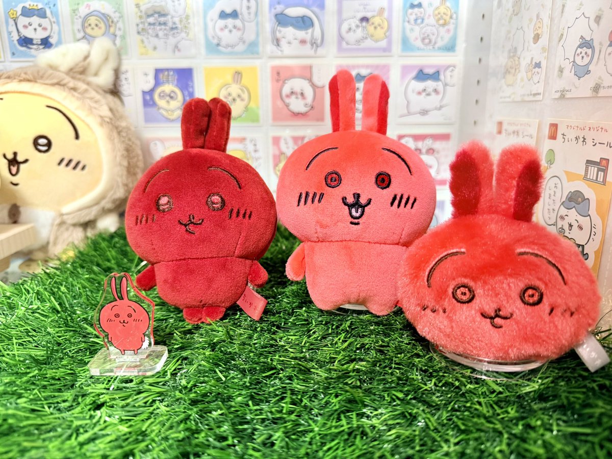あれやこれやとモメるのが好きですねぇと思いながらうちの赤いかわいい子たちを飾りましたとさ🥳🎉
