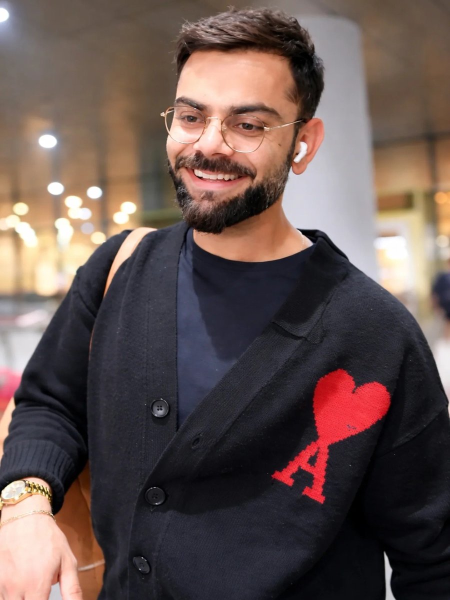 THE HAPPINESS &amp; SMILE OF KING KOHLI AT THE AIRPORT TODAY. ♥️👑