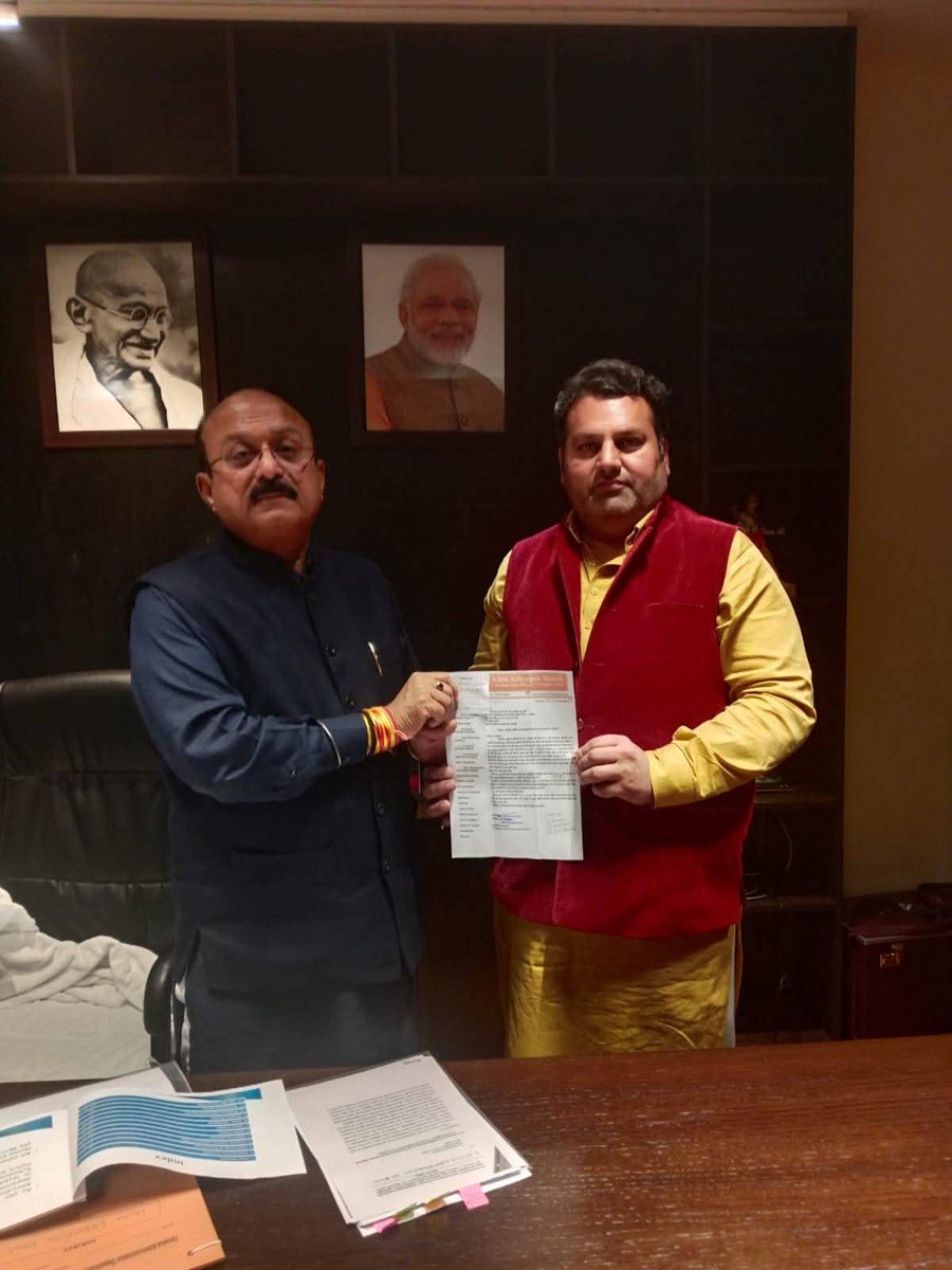 saurabh91s's tweet photo. @mssirsa जी,  नवीन डबास जी दिल्ली के एक सरकारी स्कूल में कार्यरत अतिथि शिक्षक हैं जो वर्षों से न्यूनतम दिहाड़ी पर कार्यरत और पक्की जॉब की आस लगाए बैठे #गेस्ट टीचर्स के मुद्दों को लेकर समय–समय पर सरकार के बड़े नेताओं से मिलते रहे हैं।
आपसे ये उम्मीद नहीं थी कि...... https://t.co/tXmCxEOl5M