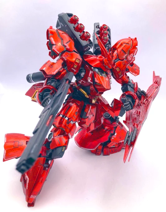去年のガンプラたち。ガンプラ塗装に初めて触れた。サザビーはクリアカラーのキットの裏から銀色塗料を塗った擬似メカニカルコアメッキ。