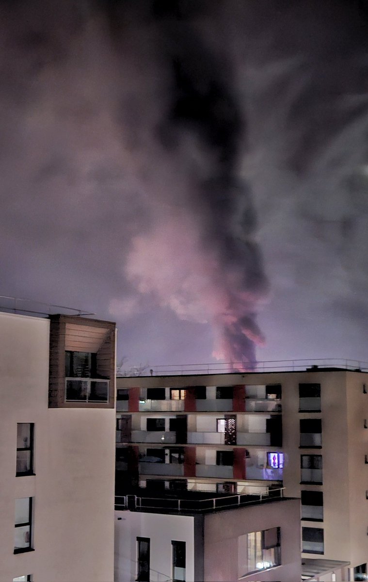 mor_2312's tweet photo. ... und schon wieder ein Brand im Regensburger Stadtosten. Gut, dass die Feuerwehr nicht weit zu fahren hat. #regensburg https://t.co/CarDJHs3mc