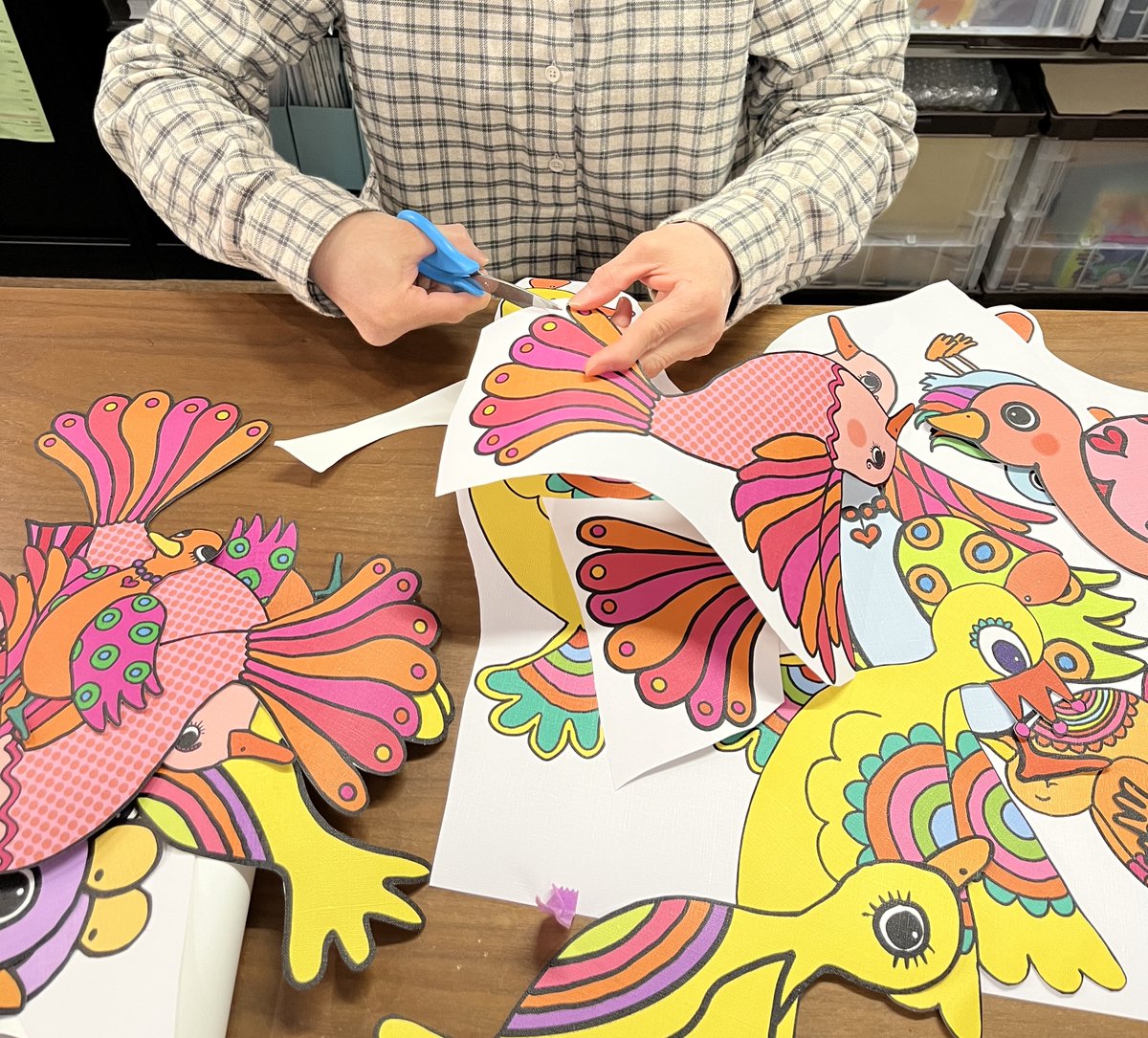 【❣️リターン準備着々＼(^o^)／】
今日は #神奈川県立こども医療センター にて
声優によるお話会で
今年の活動のスタートを切りますが
同時にクラウドファンディング
でご支援くださった皆様に向けた
リターンのウォールステッカーが仕上がり
事務所では
スタッフがカッティング作業に入っています😄