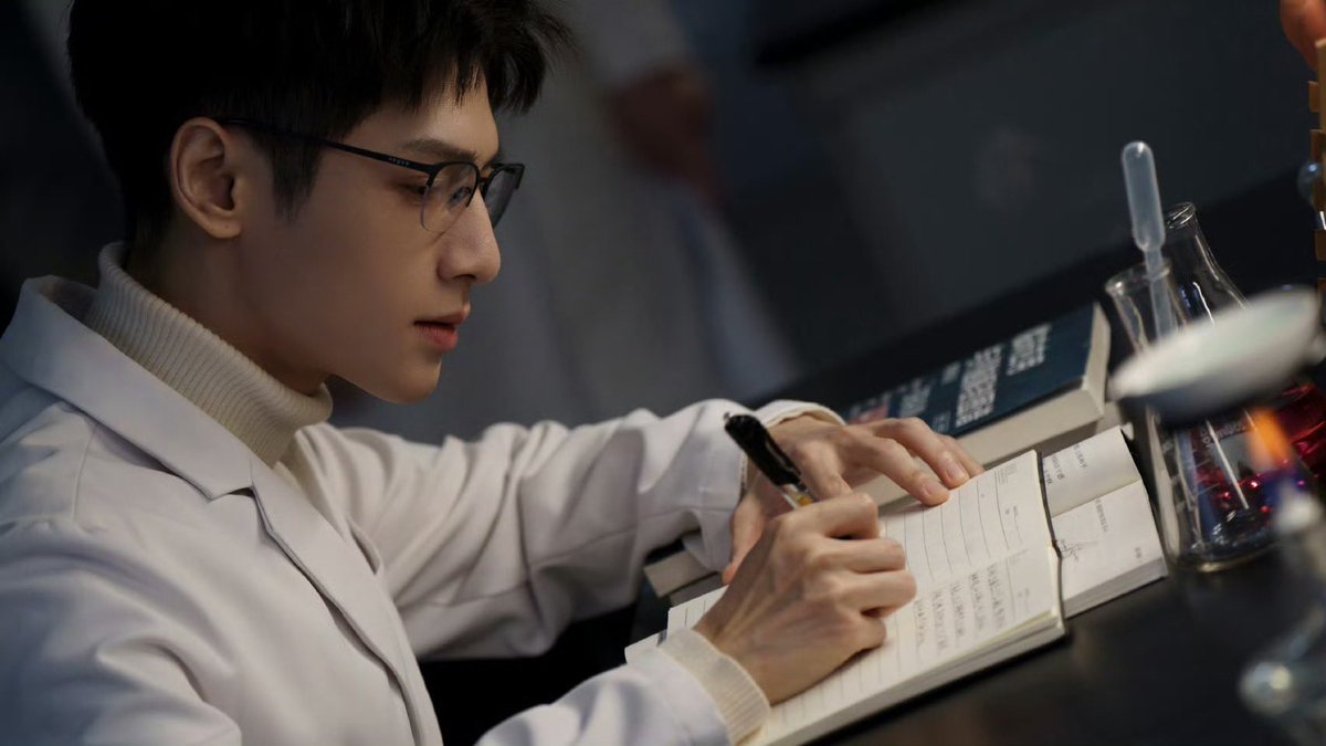 AnnLoveLuoYunxi's tweet photo. นักศึกษาแพทย์คนนี้หล่อมากค่ะ แต่ต้องสูญเสียคนรัก มาช่วยเขาตามหาความจริง
ด้วยกัน
#หลัวอวิ๋นซี แสดงเป็น #ฉีซือเจ๋อ
วันนี้มาดู #คลายปริศนาคดีพิศวง
2 ที่เลย
#youku 11:00
#trueNow 20:00 https://t.co/uUFiM8j2cF