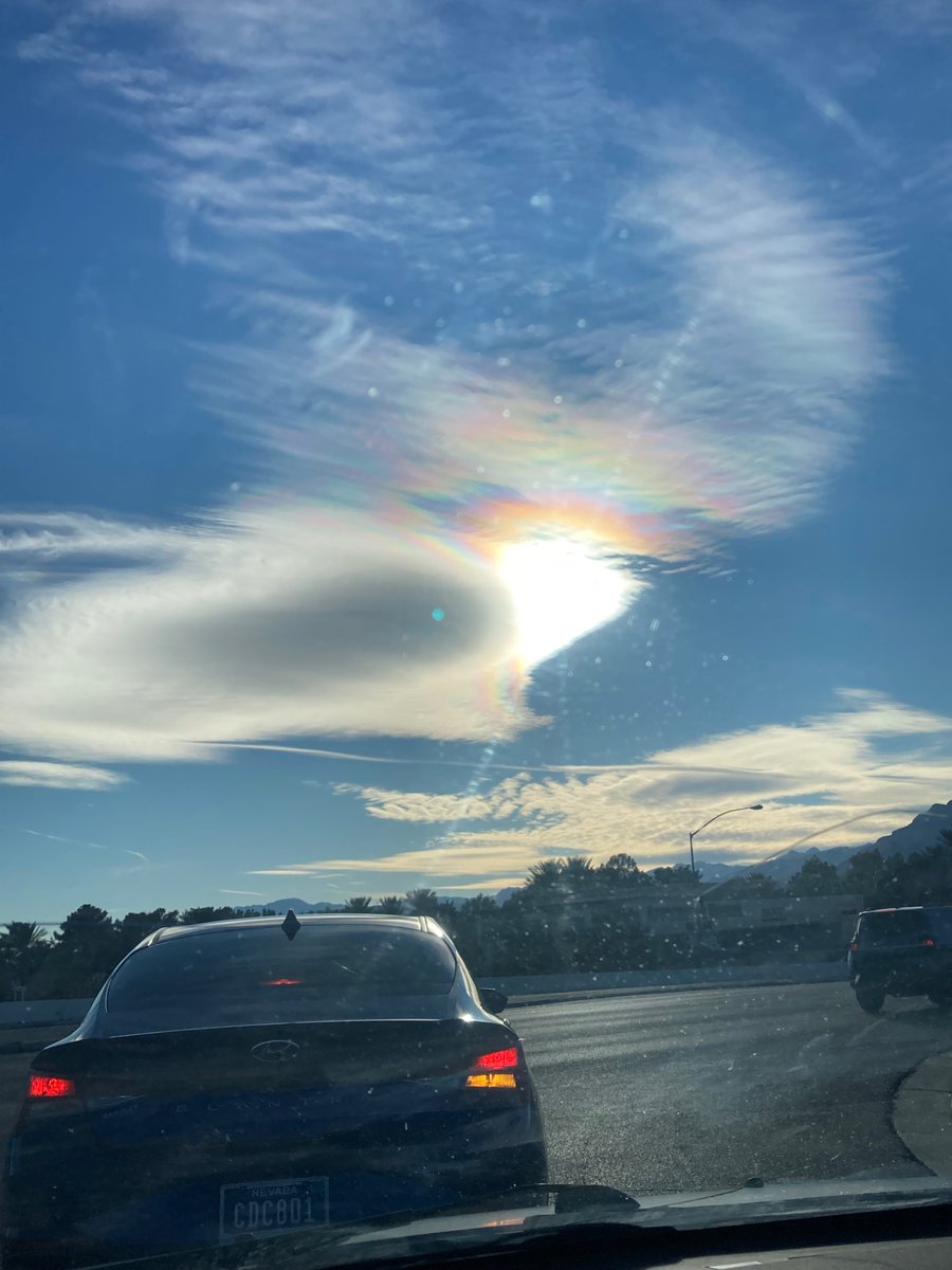 ReminiscentOfMe's tweet photo. Gotta love the natural reflection of the sun off of the natural clouds! Oh wait……that’s not natural at all and it has never reflected off “clouds” like that. https://t.co/3Kwt8qW5hN