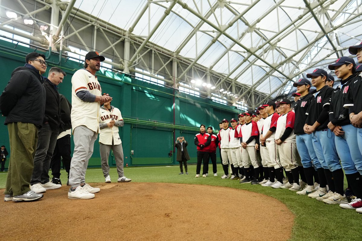 Today, the #SFGiants are at the LG Twins Sports Complex hosting a baseball clinic for 30 players from Whimoon and Deoksu High School.
오늘 샌프란시스코 자이언츠는 LG 트윈스 연습장에서 휘문고와 덕수고 선수 30명을 대상으로 야구 클리닉을 진행했습니다.