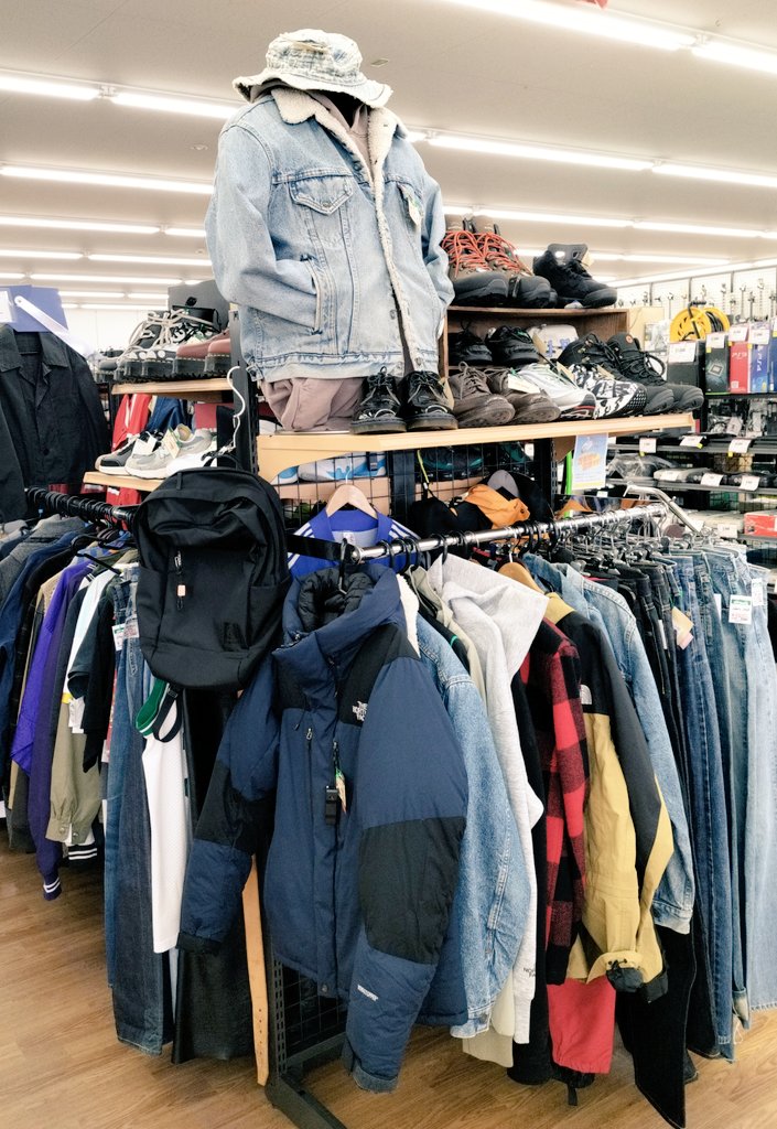 offhouse_ebetsu's tweet photo. 衣料品のスペシャルセールまで残り二日となりました🔥🔥
セールまで心待ちにされている方や混雑を予想してセール前に通常購入される方など人によって考えは色々あるみたいですね☺️店内に沢山商品をご用意してますのでご来店お待ちしております✨✨
 #リユースでファッションを楽しもう
 #江別古着 https://t.co/Ru3uwmo0gN