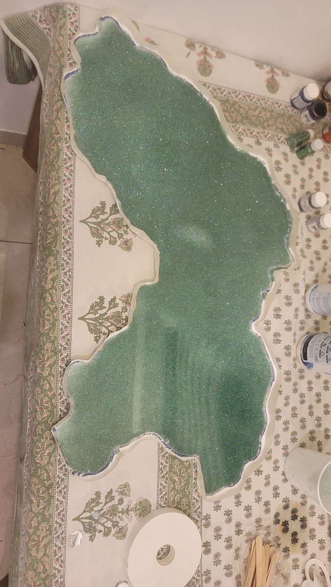 Mehar_DStudio's tweet photo. Going to start making wall clocks for a few months to gain online presence while i wait patiently to lay the foundations for bigger plans.
This piece represents time that was and how wishes and dreams should go beyond ones lives... This is about punjab that was and hopefully someday will be..
#punjab #epoxy #wallart #wallclock