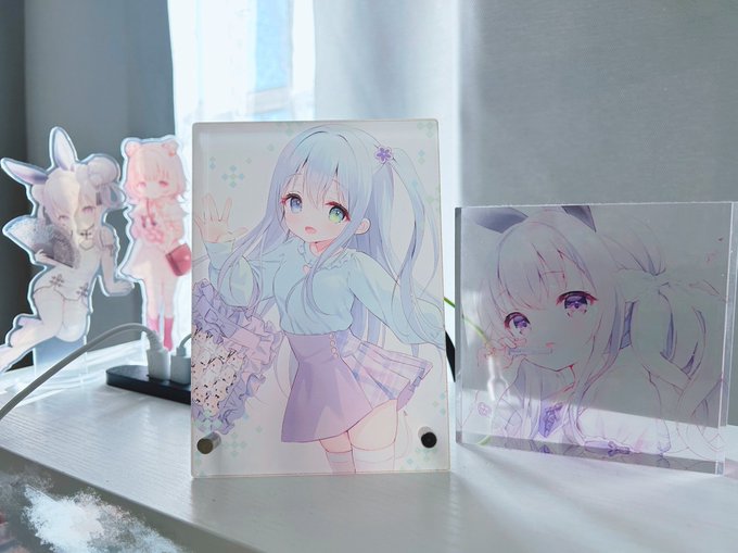 冬コミでSkebのクライアント様直々に頂いたアクリルパネル、日光が天然のバックライトみたいになって綺麗です(⸝⸝⸝ᵒ̴̶̷ ⌑ ᵒ̴̶̷⸝⸝⸝) ありがとうございました!