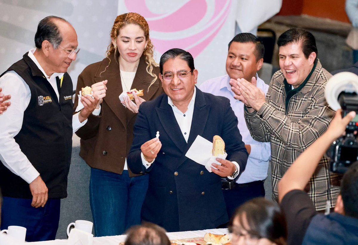 En el marco de las festividades del #DíaDeReyes 👑🤴🏻, en la Secretaría de Gobernación compartimos la tradicional rosca junto a nuestro Secretario, <a href="/aguilar_pala_S/">Samuel Aguilar Pala</a> .

Que estas fechas continúen siendo motivo de unión, buenos deseos y felicidad para todas y todos.

#PorAmorAPuebla