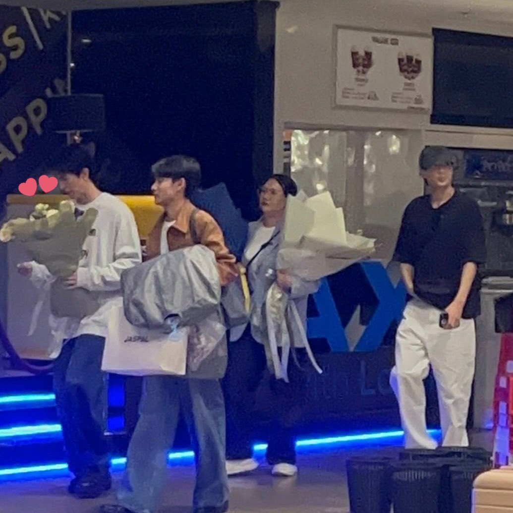 mukeiei0304's tweet image. แล้วได้ช่อดอกไม้ตั้งหลายอัน แต่เลือกที่จะถือของน้อง 😭😭😭