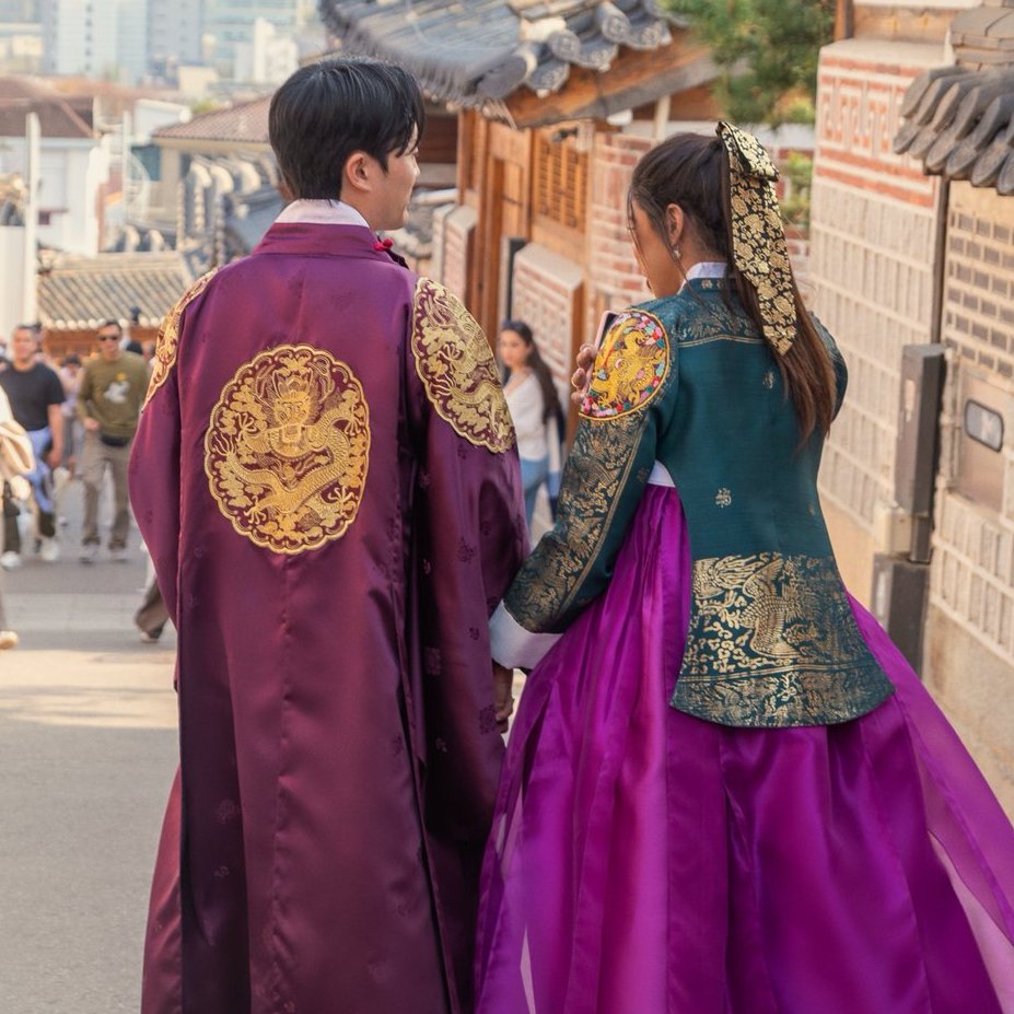 AcervoCharts's tweet image. Coreanas fazem piada com brasileiras que viajam ao país em busca de homens coreanos:

“Por favor, levem todos eles embora.”