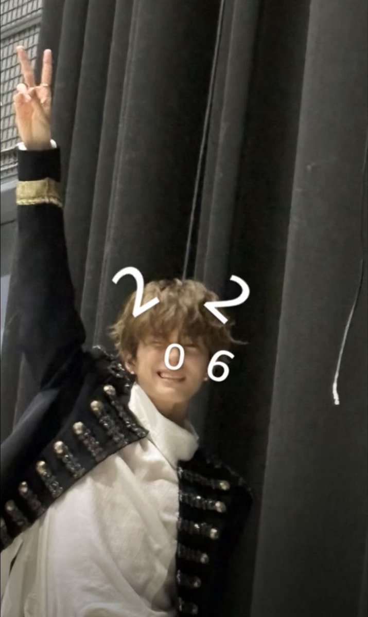 テウメ、2026年明けましておめでとうございます。ライブを終えて今年の挨拶をシェアします。急いで不条理な写真を編集しました。ヤンヴは面白くなければならないので、テウメは私が幸せだと分かります! でも、鹿の角のように見ると、数字はxixiです。