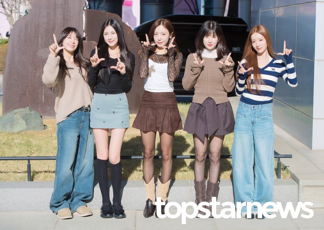 apinkxcho's tweet image. pretty girl standing next to a pretty girl next to a pretty girl and pretty girl then a pretty girl 🥰