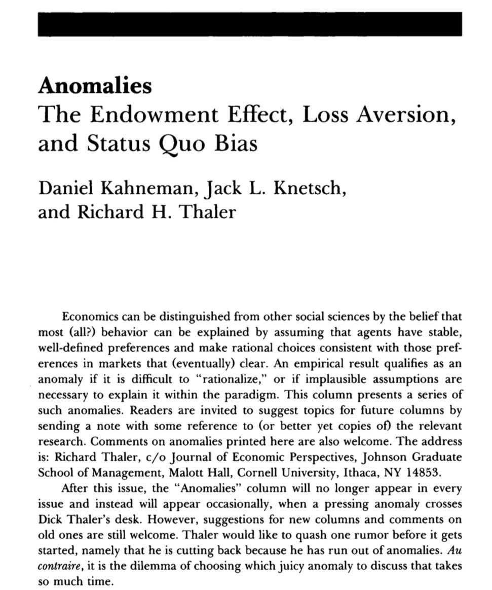 ليش نكره التغيير حتى لو كان أفضل؟

الدراسة تقول إن الناس لا يقيمون الأشياء بشكل محايد. مجرد إن الشي صار ملكك يخليك تطلب سعر أعلى للتخلي عنه، مقارنة بالمبلغ اللي كنت مستعد تدفعه لشرائه قبل ما تملكه.

مجموعة تجارب أظهرت انه أغلب الناس لا يبيعون. وان سعر البيع كان تقريبا ضعف سعر