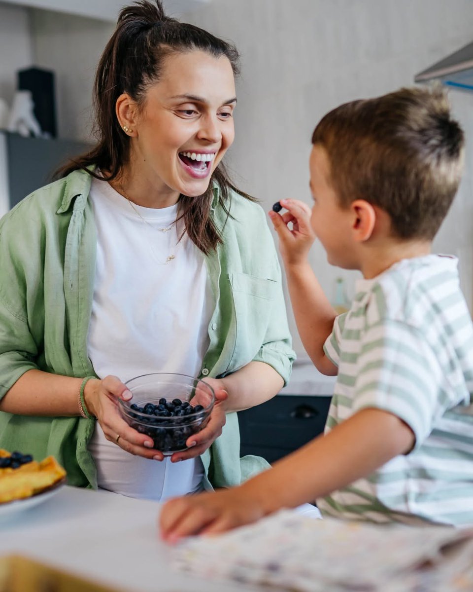 みんなを笑顔にする #スナック💙
皮むきもカットも不要。手に取って、そのままパクッ！
#ブルーベリー は、シェアするひとときから一生の思い出まで、
いつも #甘い 瞬間のそばにあります。
家族や友達と過ごす時間を、もっと楽しくしてくれる #フルーツ です。