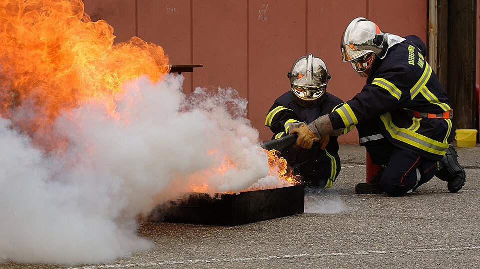 Si les autorités suisses ont fait preuve d’incurie en négligeant les contrôles, les autorités françaises n’ont pas de leçon à donner : en novembre, un décret a allégé les démarches en matière de sécurité incendie pour les cafés et bars accueillant moins de 200 personnes.