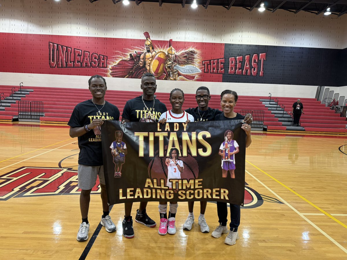 averylv2008's tweet photo. “I can do all things through Christ.” Phil. 4:13 🙏🏾
Avery Valentine is the Lady Titans’ all-time leading scorer 🏀👑
19 points to 1,500.
Grateful beyond words. https://t.co/gqgzMI2OpU