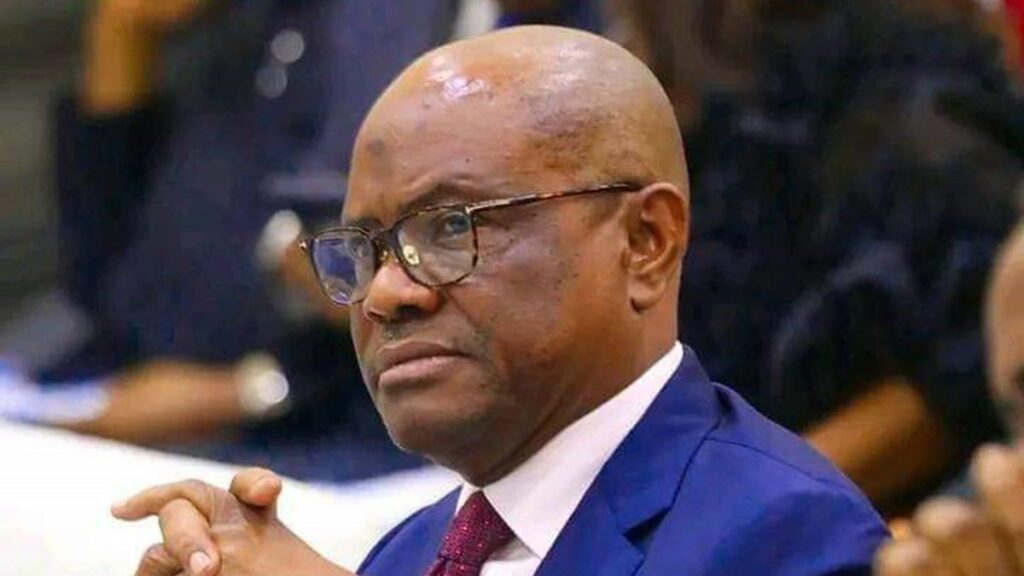 eventerlyday's tweet photo. @GovWike when a man is left behind to do his things. Meaning that there is a danger ahead. @OfficialAPCNg a man can't win a group fight. https://t.co/mRP2Y6ZNqM