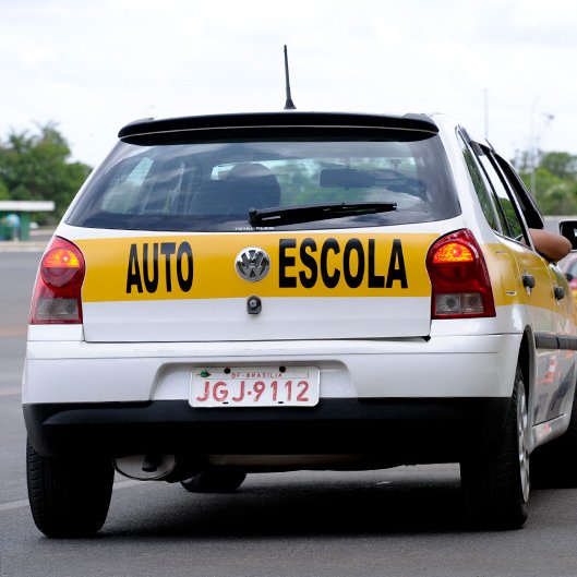 AcervoCharts's tweet image. Após mudanças do governo na CNH, autoescolas estão oferecendo pacotes por apenas R$ 240.