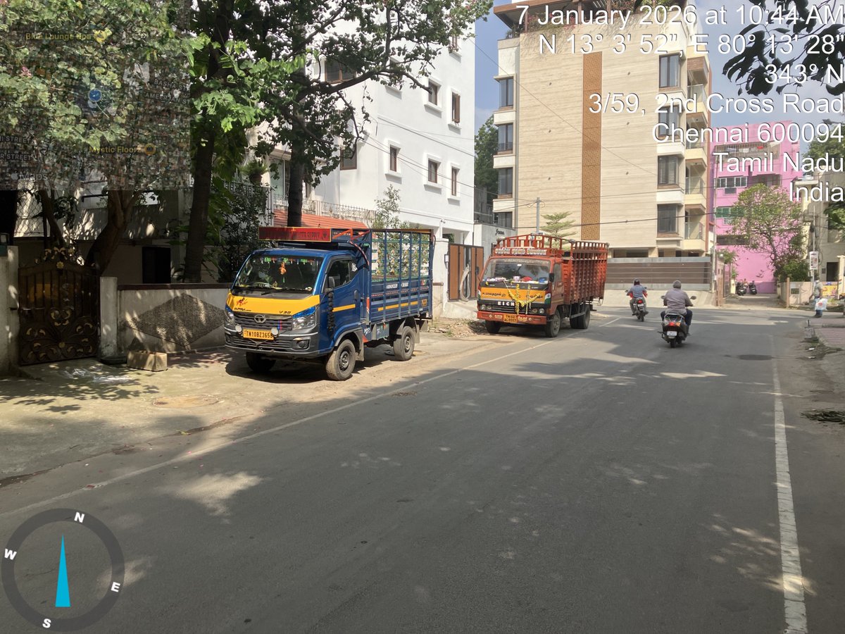 NaanOkNee's tweet photo. @ChennaiTraffic this is continuing. Gill Nagar is plagued by unauthorised parking of commercial vehicles. https://t.co/msPHvMUI9D