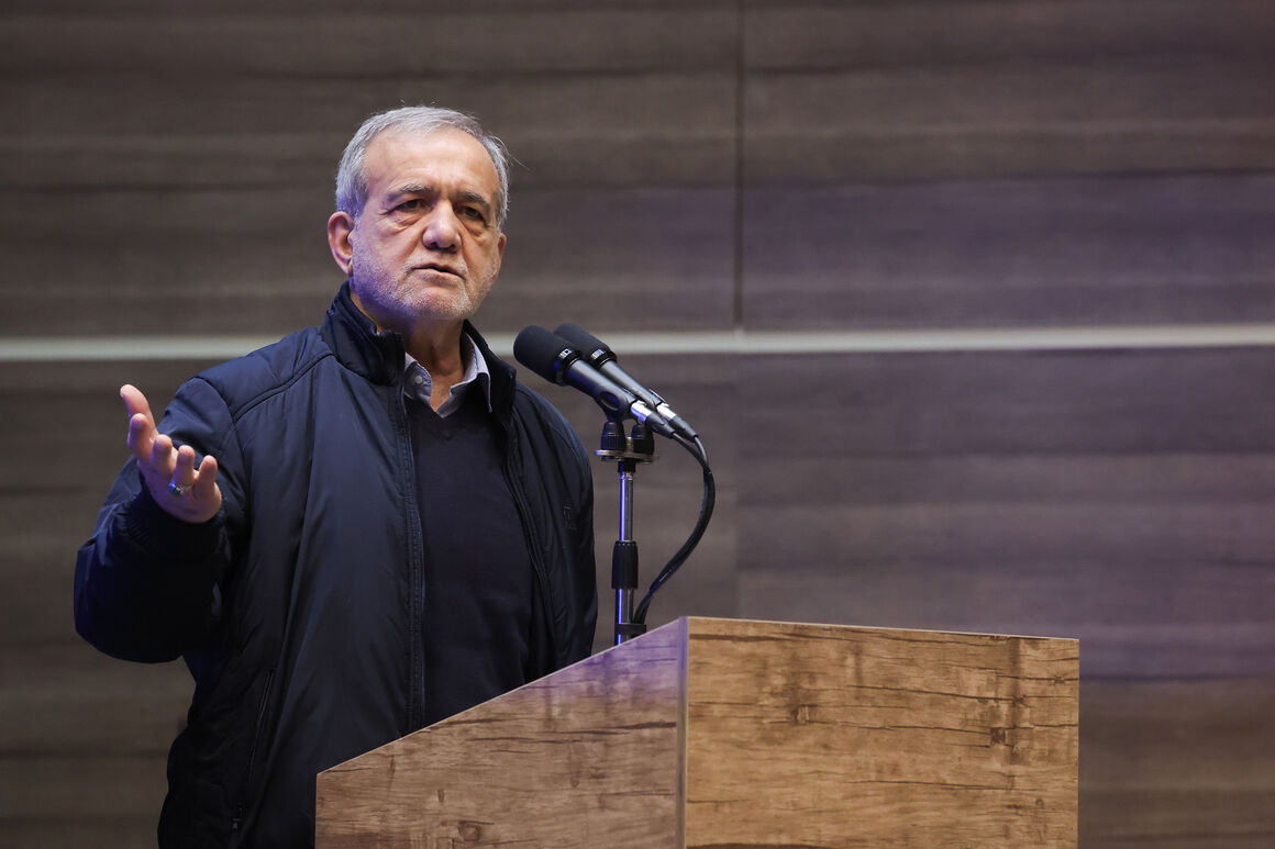 roydadnaft's tweet photo. Iran’s President Masoud Pezeshkian said the government’s reforms to gasoline and diesel pricing aim to eliminate rent-seeking and capital flight by depositing energy credits directly and fairly into people’s bank accounts.

 https://t.co/xTGc8JdYgd https://t.co/9x6KEOH6te