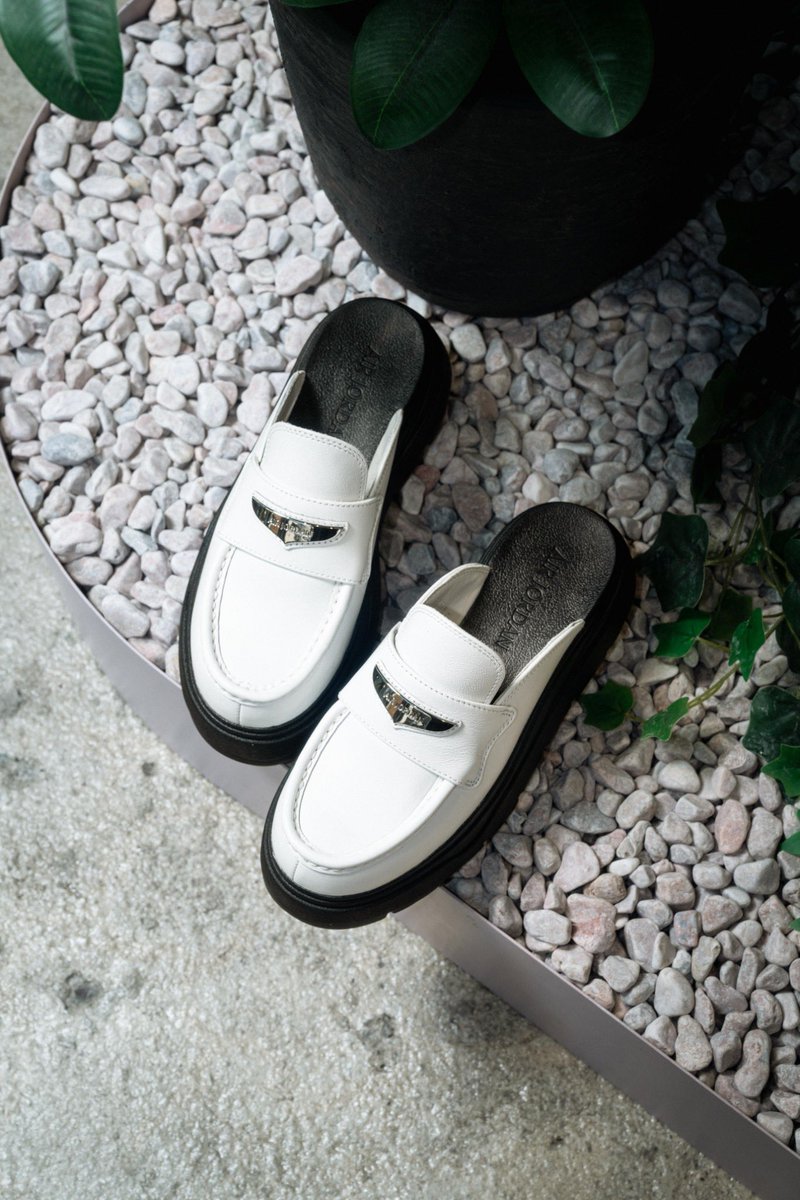 【NOW ON SALE】

WMNS AIR JORDAN MULE

HJ4292-100

¥22,330-(tax included)

<a href="/tokyo23store/">TOKYO 23</a> 

#tokyo23 #jordanbrand #jumpman #inmyjs