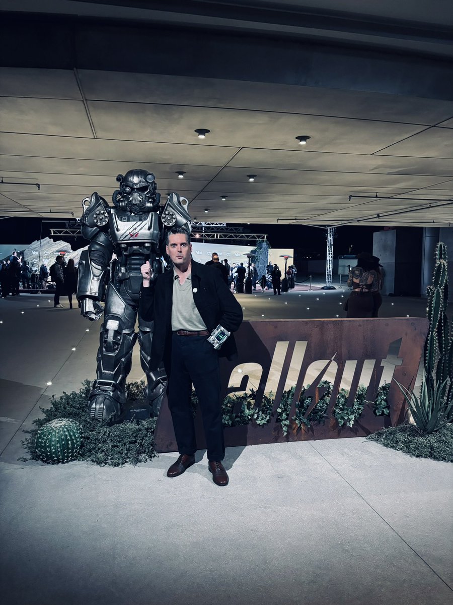 Tomorrow a hypnotist will attempt to make me forget everything I know about fallout so I can fall in love with it all over again (yes this is real)
WISH ME LUCK! 😭 
#fallout #hypnotist