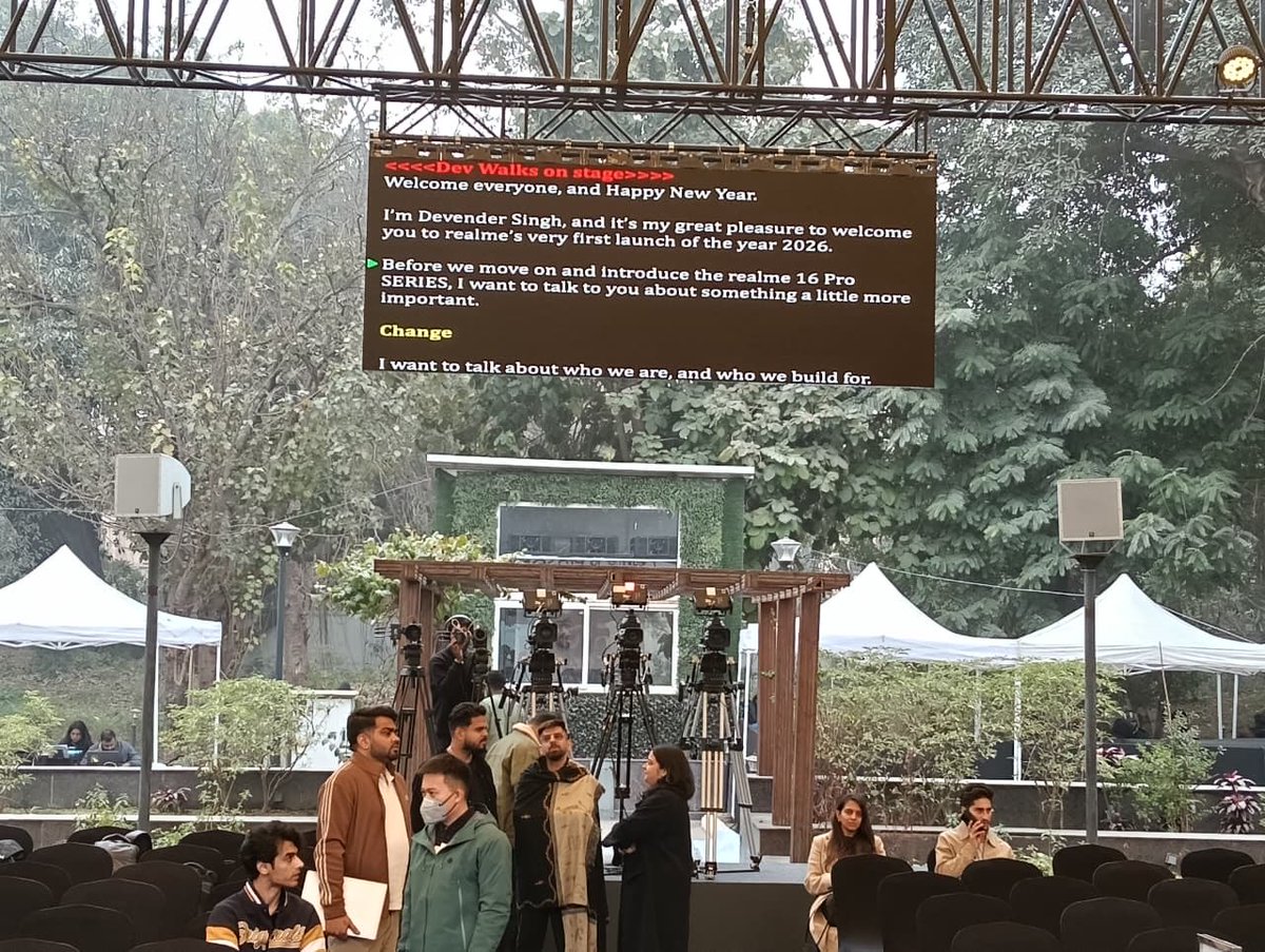 TeleprompterSo2's tweet image. Professional teleprompter operators and plasma teleprompter feed at the Realme 16 Pro Series launch event.

#Realme16Pro #Teleprompter #ProductLaunch