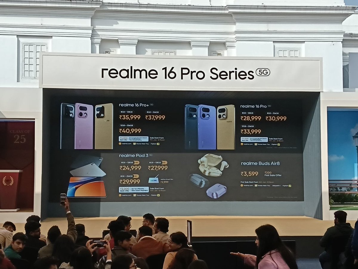 TeleprompterSo2's tweet image. Professional teleprompter operators and plasma teleprompter feed at the Realme 16 Pro Series launch event.

#Realme16Pro #Teleprompter #ProductLaunch