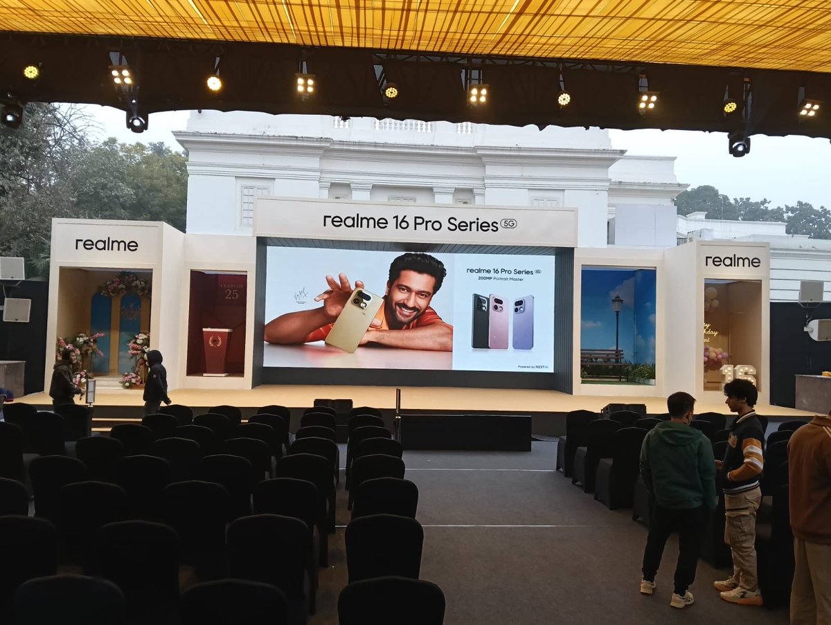 TeleprompterSo2's tweet image. Professional teleprompter operators and plasma teleprompter feed at the Realme 16 Pro Series launch event.

#Realme16Pro #Teleprompter #ProductLaunch