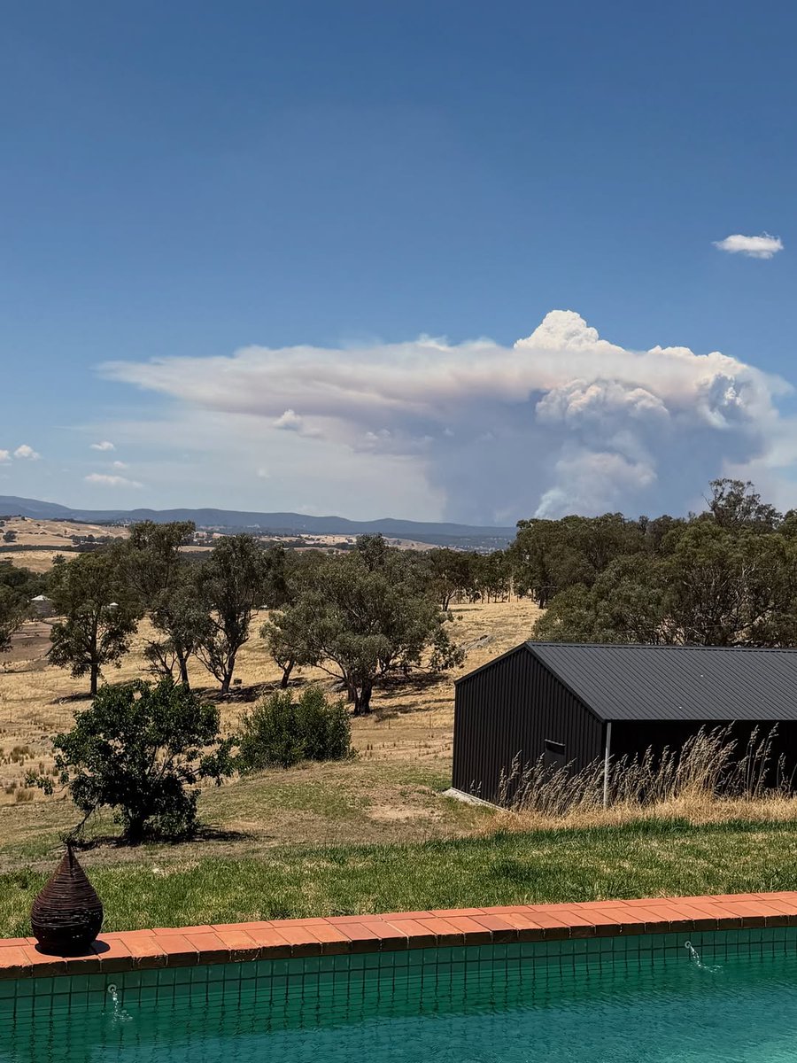 weatherzone's tweet image. A major bushfire in the Mount Lawson State Park near the NSW-Vic border has been seen producing pyrocumulus clouds. 📷 These photos by @satchcogallery show the smoke and pyrocumulus clouds, seen from Holbrook, NSW.

So, how did the #pyrocumulus cloud form?