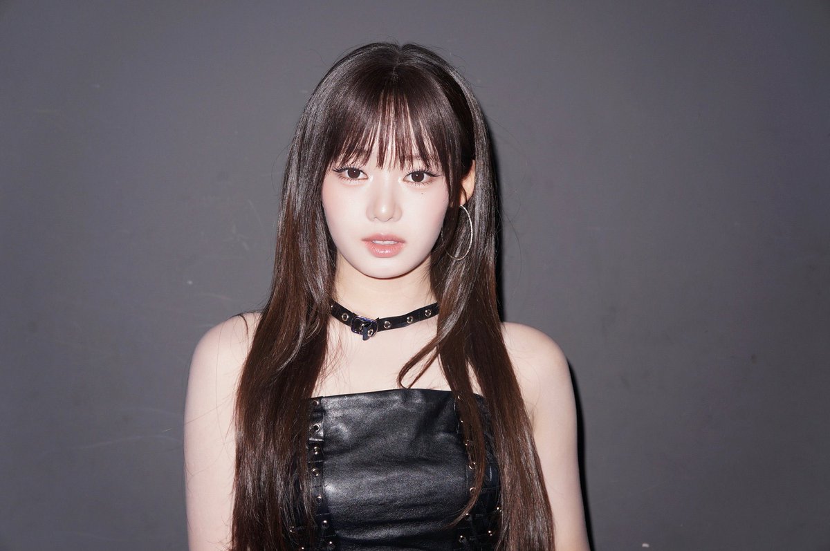 𐔌՞. .՞𐦯 Standing in the dark, I let my gaze speak first, calm but intense, 차분하면서도 시선을 놓치지 않게 해. The black fit traces my silhouette perfectly, simple yet sharp, and this moment feels quiet but powerful — 아무 말 없어도 나의 분위기가 전부를 말해주는 밤.