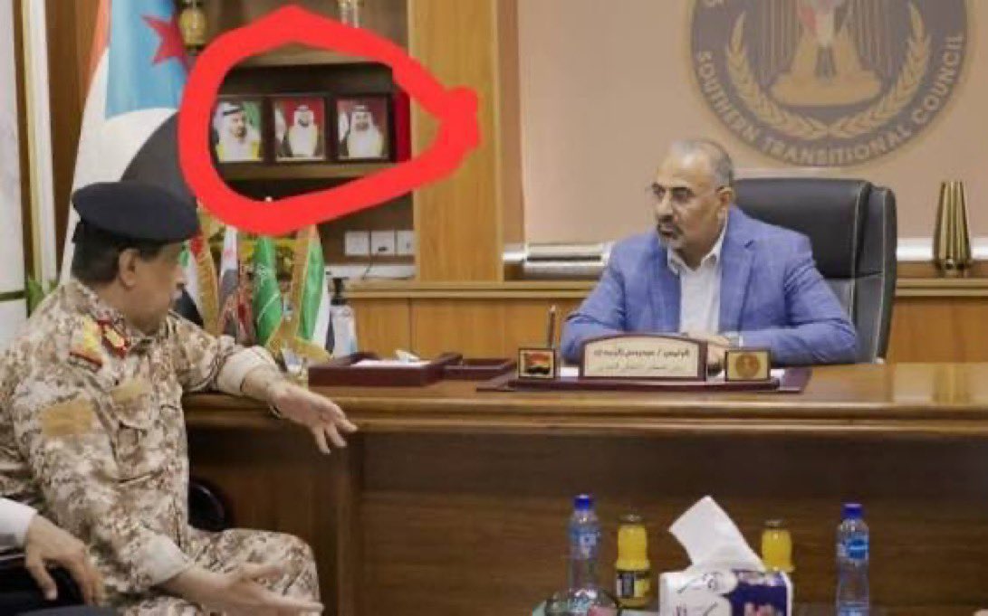 Omar_Madaniah's tweet image. عيدروس الزبيدي كان يرى نفسه رئيس دوله مستقله جنوب اليمن ، وفي الوقت نفسه يضع صور حكام الامارات خلفه في مكتبه؟!