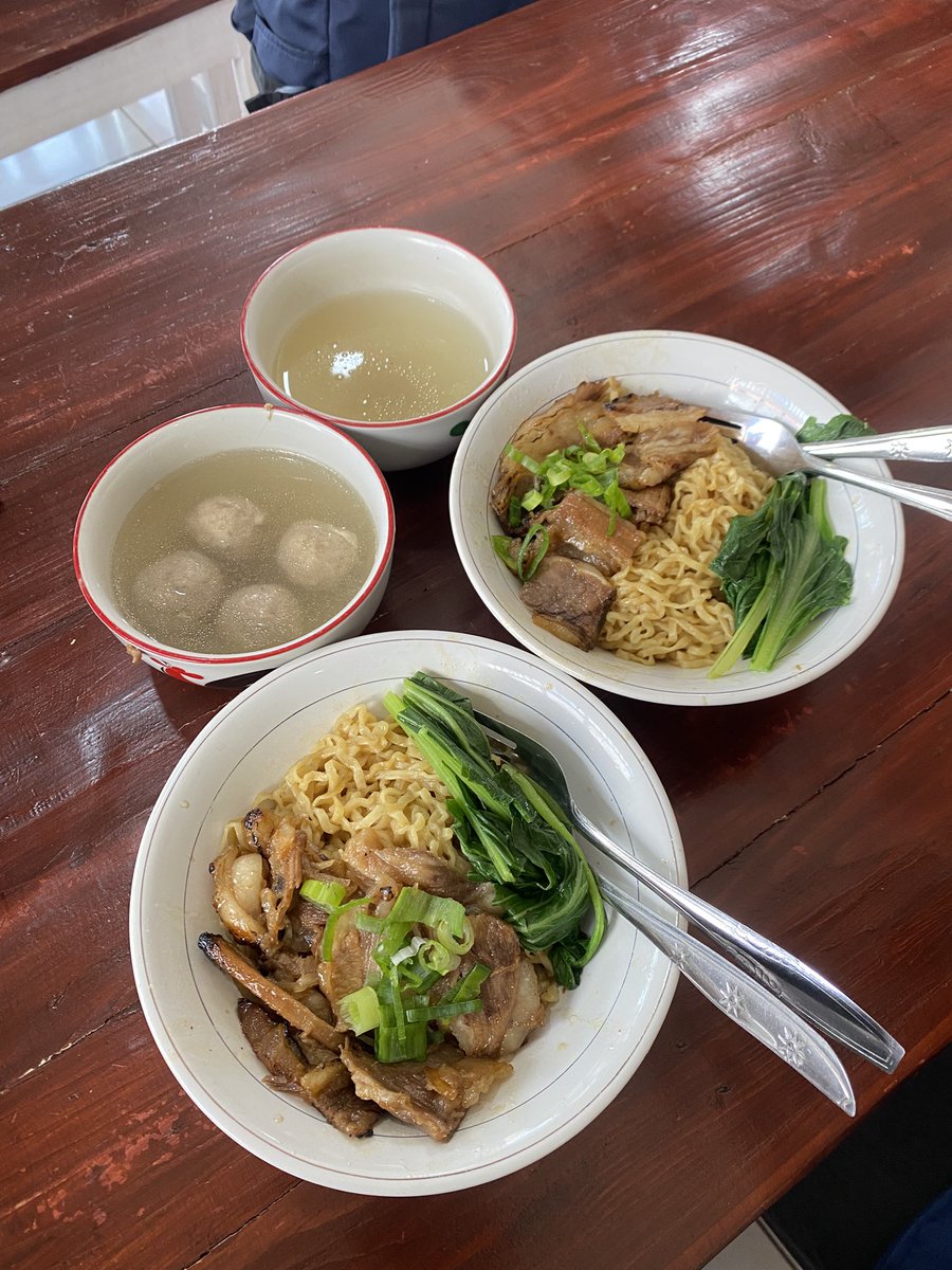 wnisekai's tweet image. setelah nyobain bakmie daging legenda, bakmie bakmie lain terasa gak ada apa-apa nya 🥹