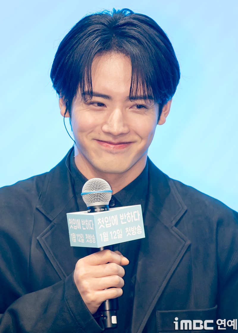 [포토] 아카소 에이지, 설레네요 
#첫입에반하다 #キンパとおにぎり_恋するふたりは似ていてちがう
#GimbapandOnigiri #아카소에이지 #赤楚衛二 #あかそえいじ
#EijiAkaso #일본TV드라마 #제작발표회_260107 [iMBC 연예]

‘첫입에 반하다’는 일본과 한국의 각 문화와 가치관 차이에 혼란스럽지만