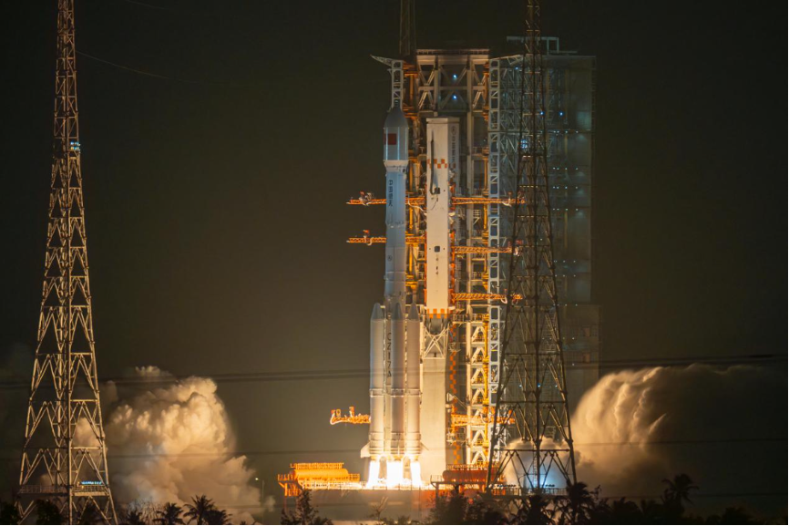 HainanToday's tweet image. 2025 saw more than 300 satellites successfully sent into designated orbits, representing a qualitative leap in both launch frequency and payload deployment. In the field of human #spaceflight, the Shenzhou-20 crew remained in orbit for 204 days, setting a new record for the