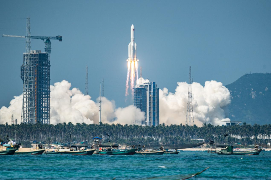 HainanToday's tweet image. 2025 saw more than 300 satellites successfully sent into designated orbits, representing a qualitative leap in both launch frequency and payload deployment. In the field of human #spaceflight, the Shenzhou-20 crew remained in orbit for 204 days, setting a new record for the