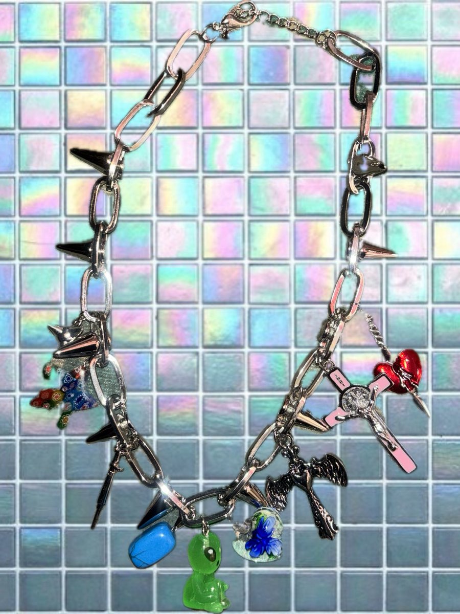 すごくじゃらじゃらしているネックレスたくさん出来ました