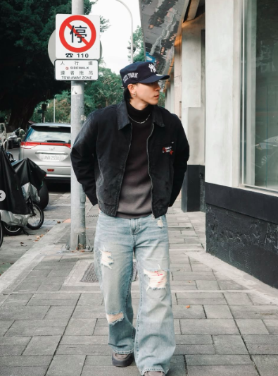PHANTACi_06's tweet photo. 穿上就有態度🦾

🧥 刷舊外套（咖色／黑色）

短版剪裁，拉高比例
刷舊層次質感，街頭感滿分
/
👖 水洗牛仔褲｜微喇叭寬褲

做舊破壞＋粉色迷彩內裡
附迷彩絲巾，自由搭配

🌐 https://t.co/9rmeAiaH95
SALE 💰 NT$2,716（原價 NT$3,880）

📸 圖片取自 吳東震 Instagram @ wudong._ https://t.co/Ac8fcdjQGq