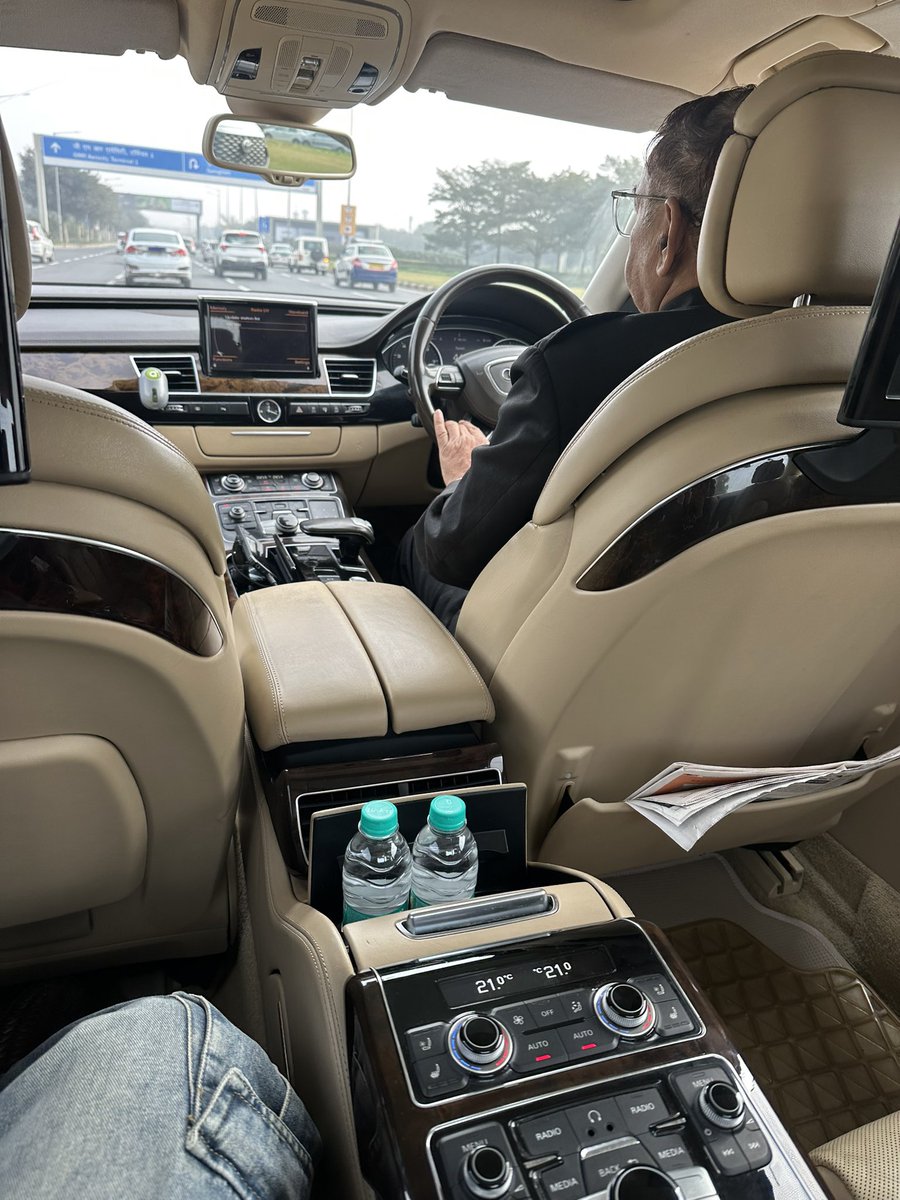 Social media echo chamber certainly roars at times !

Unlike the experience shared by <a href="/6lack_Mr_/">_Mr_ 6lack</a> ,  got a very warm receptive welcome  by Itc - Maurya right from the airport. 

🏨 Got 2 level upgrade - the tower rooms ( ITC GOLD)  right at the checkin without even asking .

🚕
